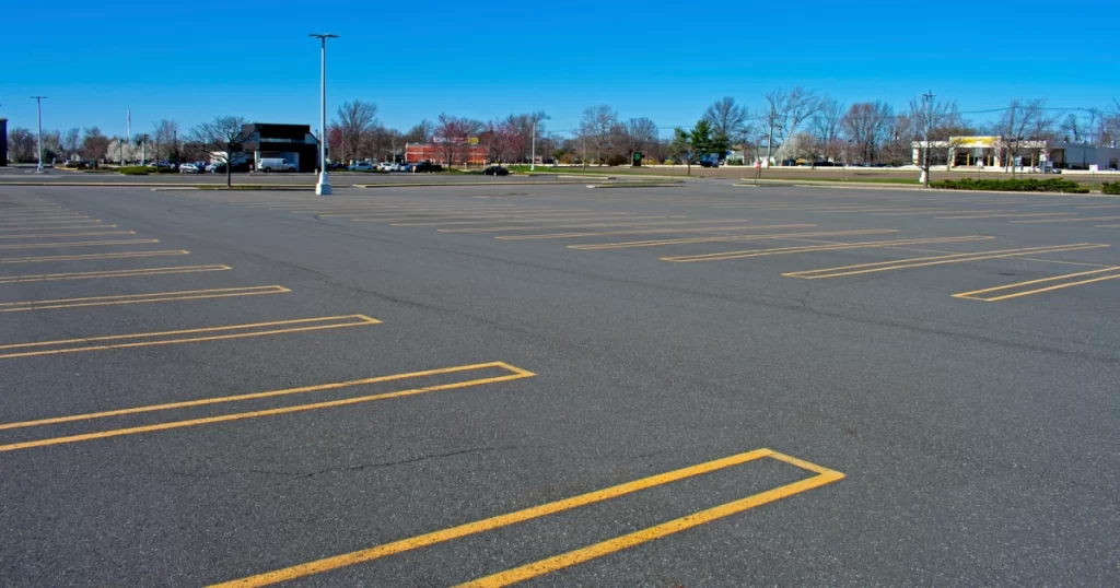 Parking lot cleaning services in Kingwood